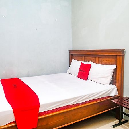 Reddoorz @ Jalan Kedawung Hotel Malang Exterior photo