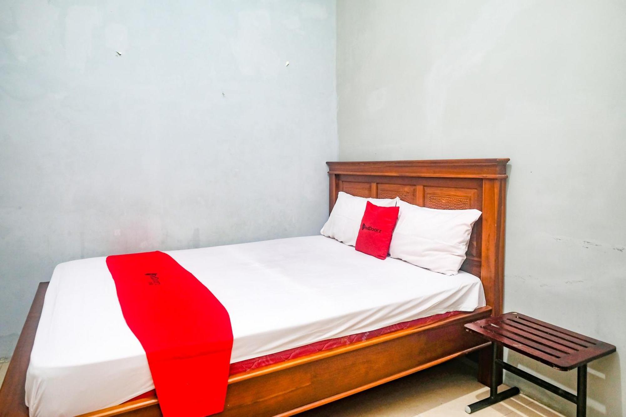 Reddoorz @ Jalan Kedawung Hotel Malang Exterior photo