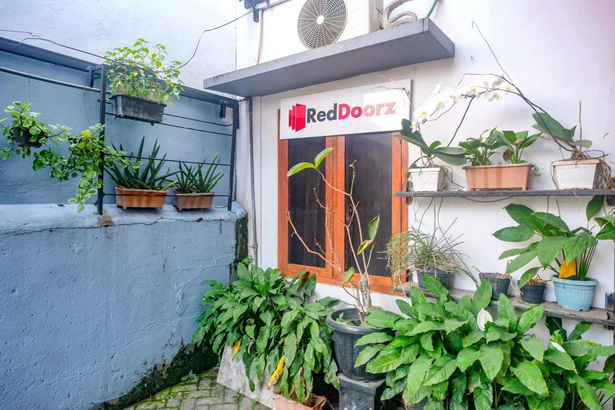 Reddoorz @ Jalan Kedawung Hotel Malang Exterior photo