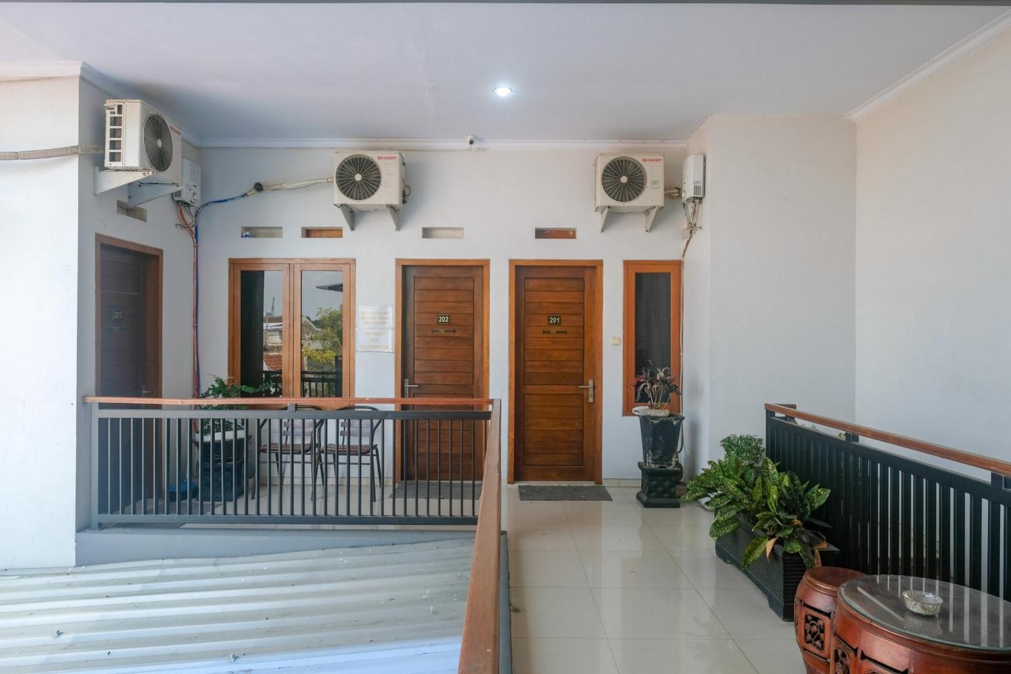 Reddoorz @ Jalan Kedawung Hotel Malang Exterior photo