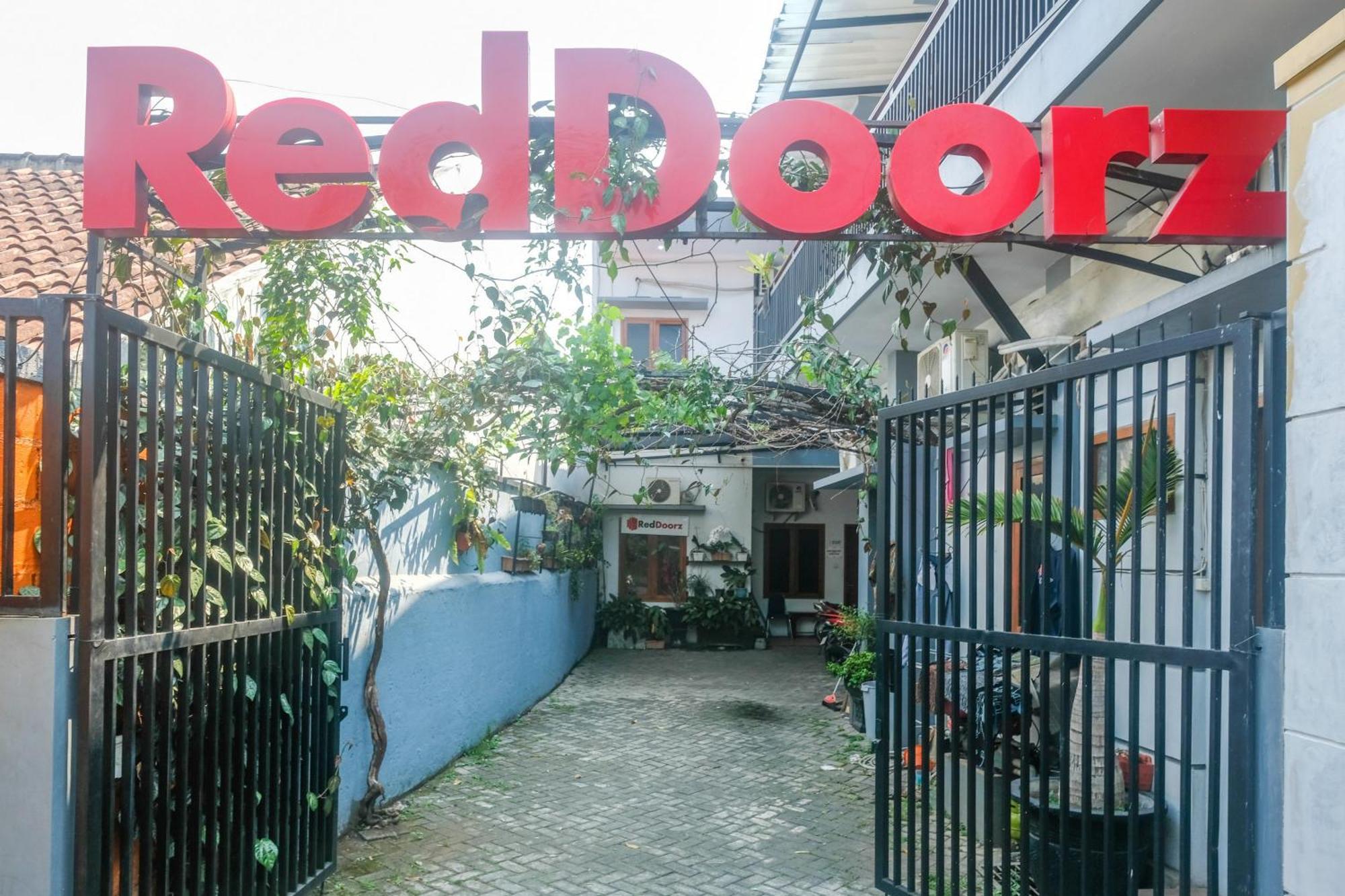 Reddoorz @ Jalan Kedawung Hotel Malang Exterior photo