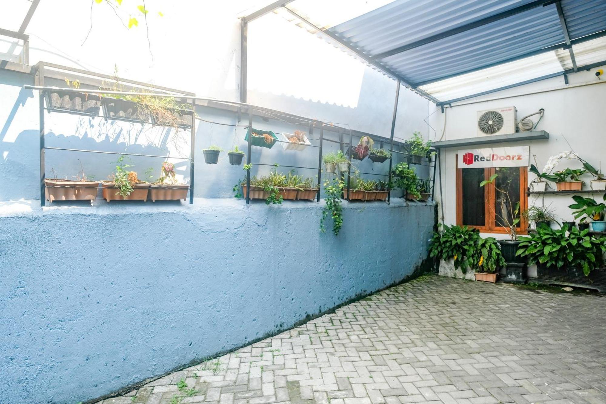 Reddoorz @ Jalan Kedawung Hotel Malang Exterior photo