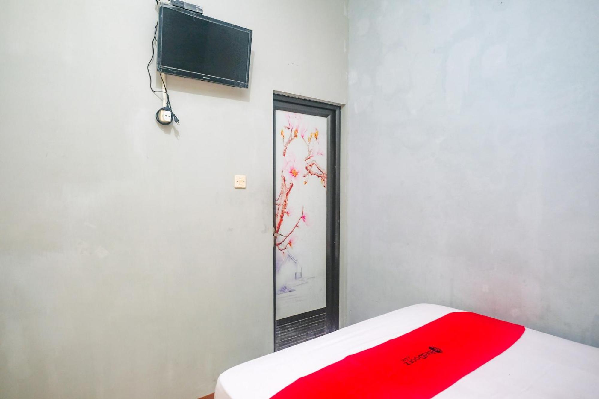 Reddoorz @ Jalan Kedawung Hotel Malang Exterior photo