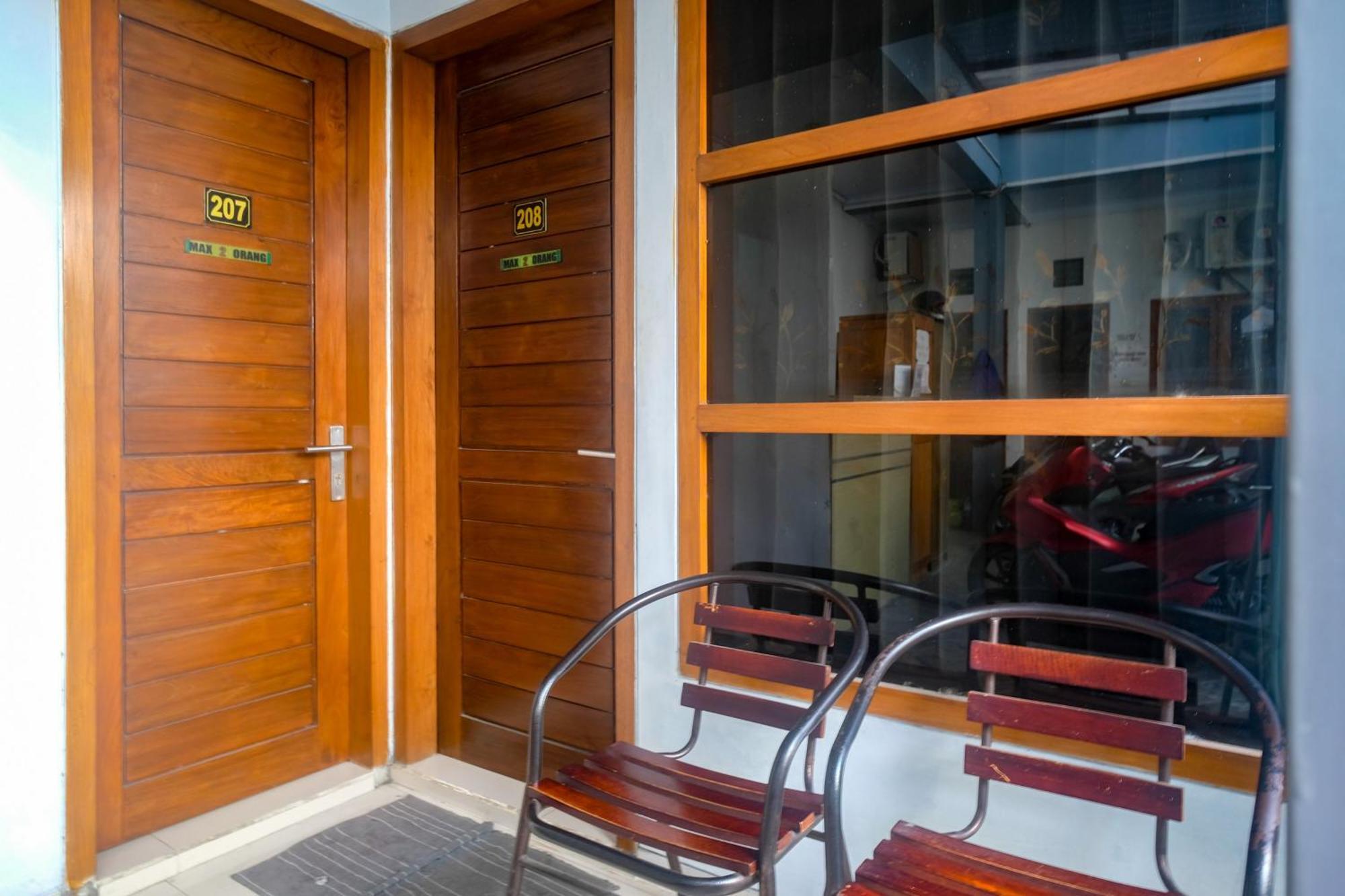 Reddoorz @ Jalan Kedawung Hotel Malang Exterior photo