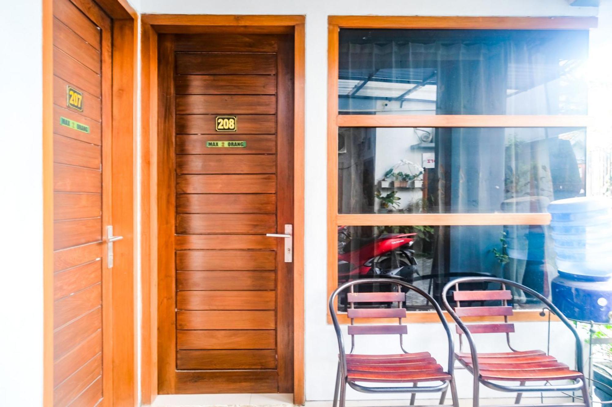 Reddoorz @ Jalan Kedawung Hotel Malang Exterior photo
