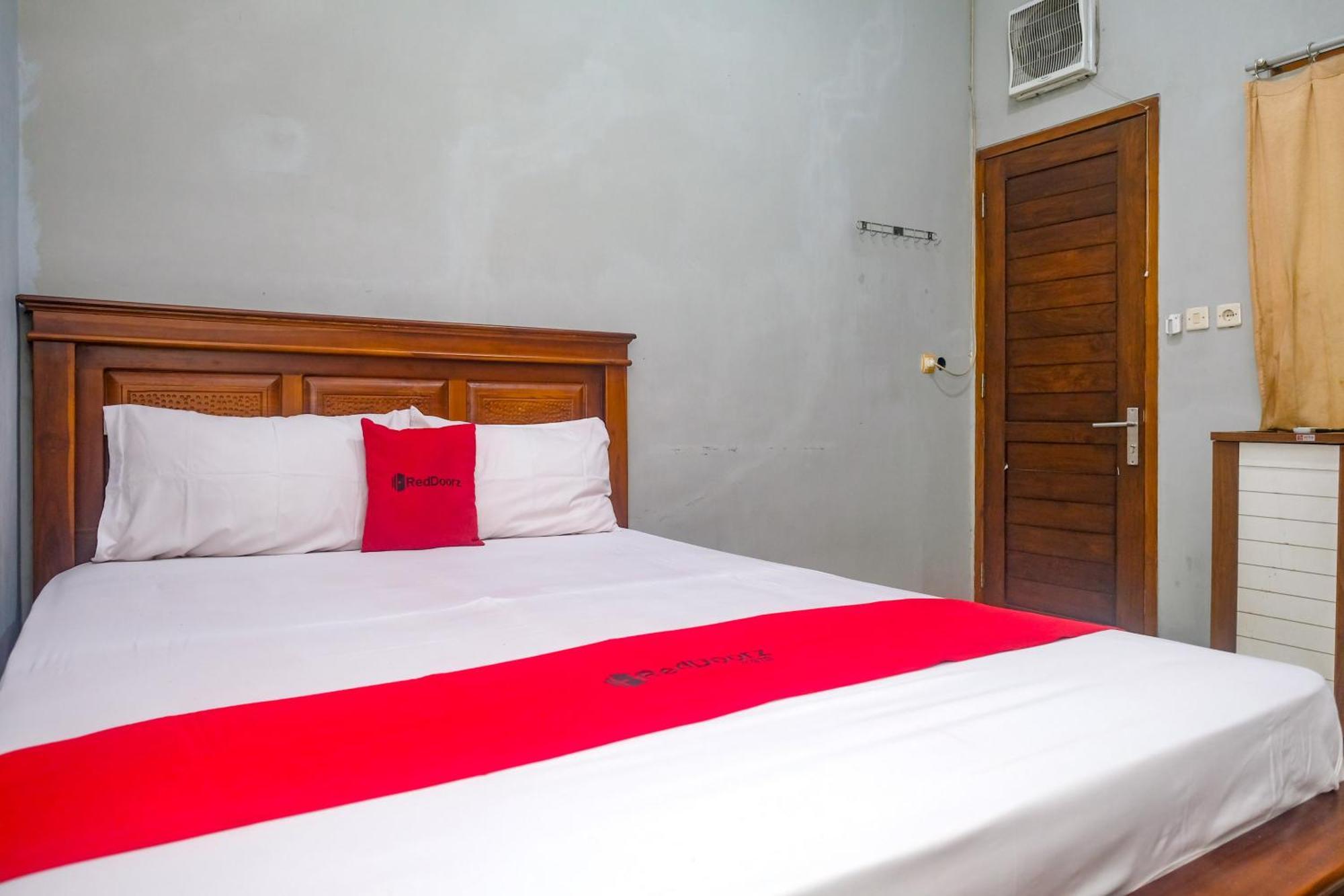 Reddoorz @ Jalan Kedawung Hotel Malang Exterior photo