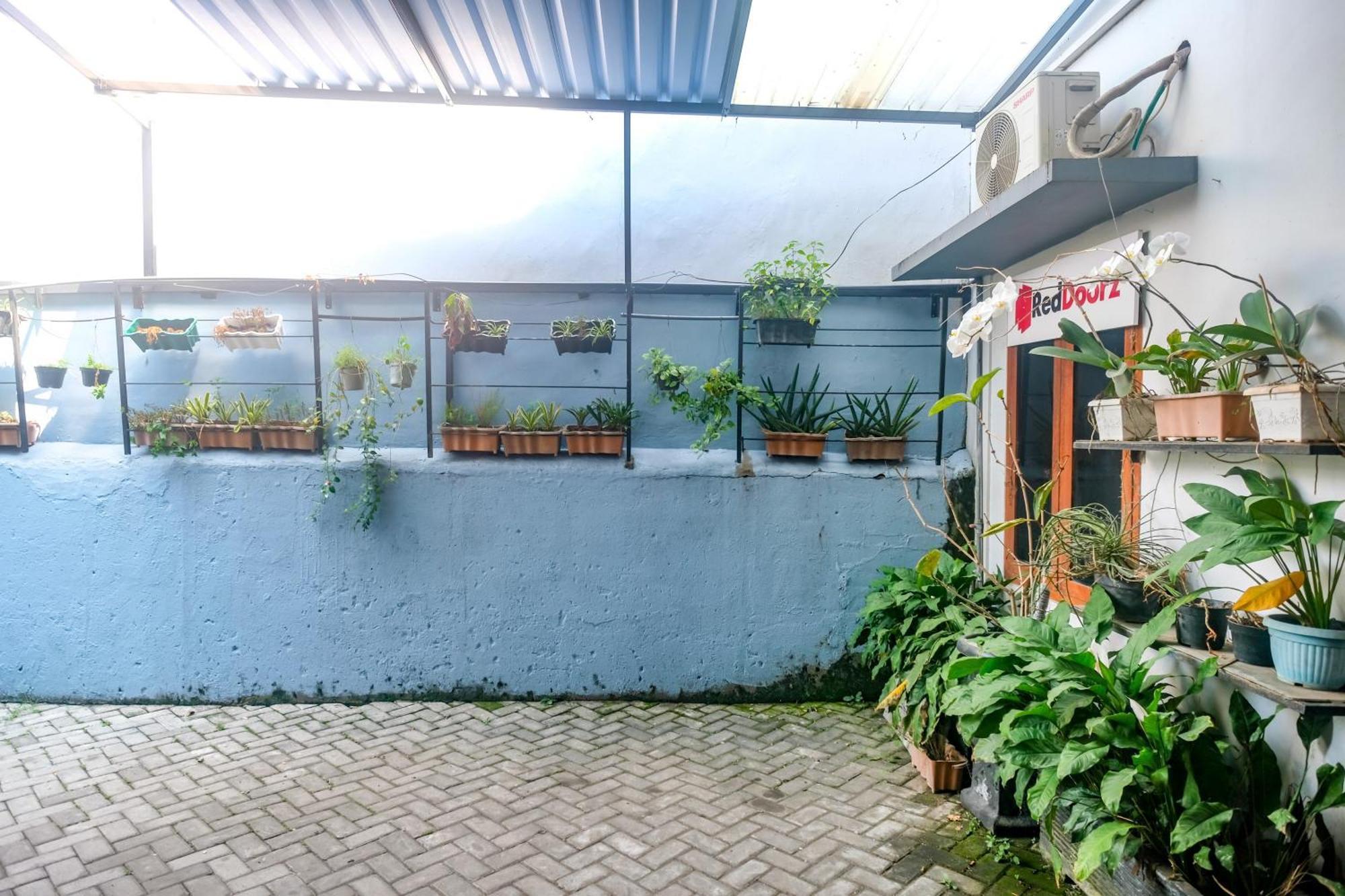 Reddoorz @ Jalan Kedawung Hotel Malang Exterior photo